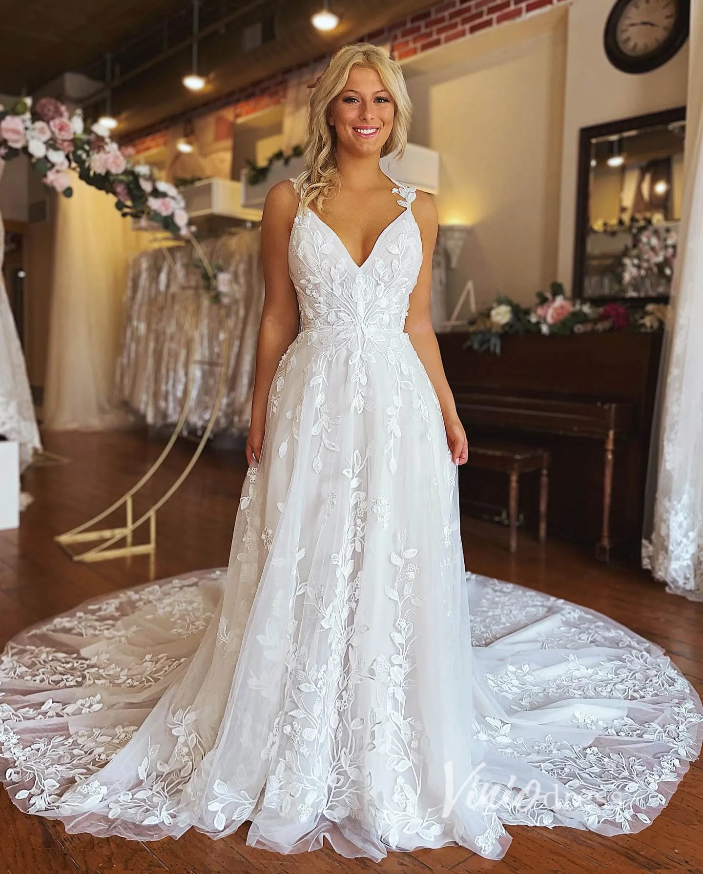 Elegant A-Line Wedding Dress with Leaf Lace Appliques and Long Train