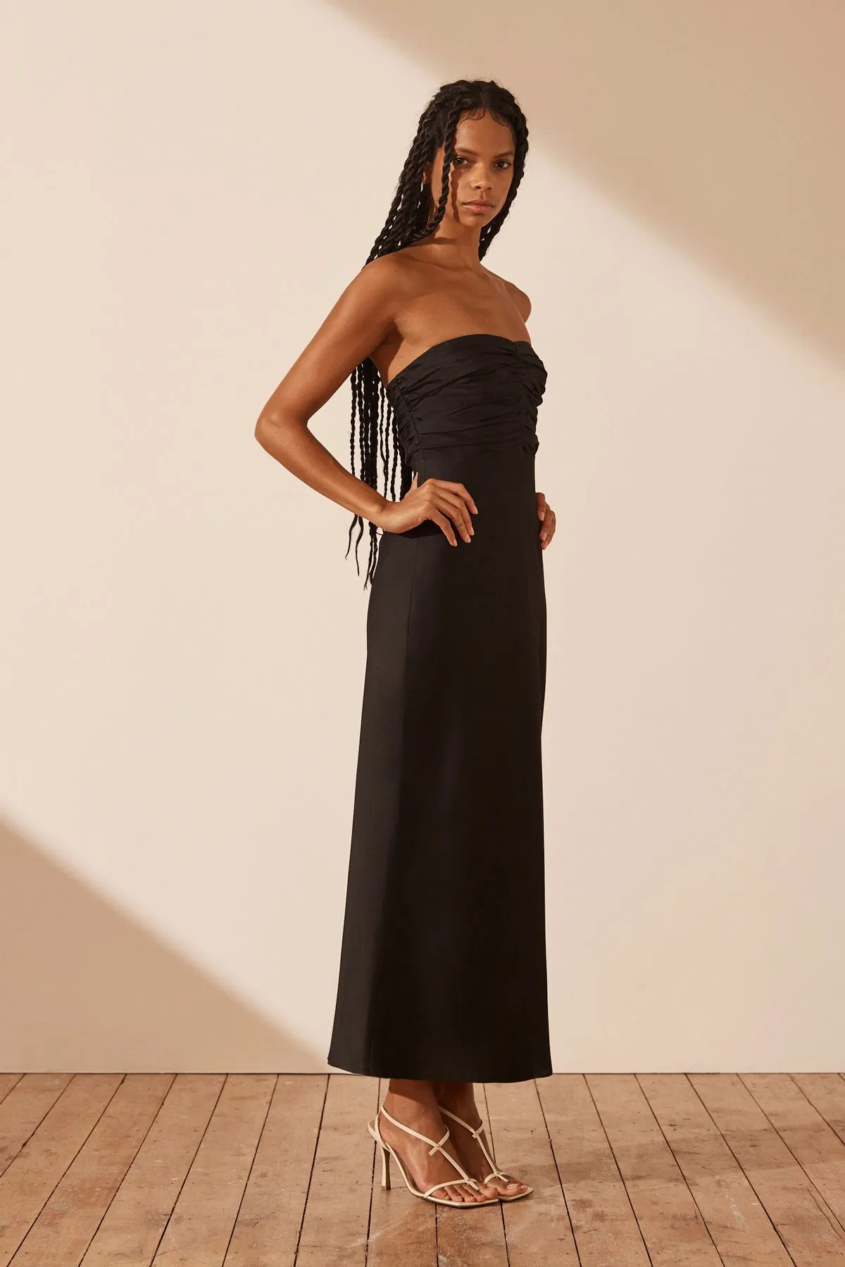 LUXE STRAPLESS RUCHED BODICE MIDI DRESS - ONYX